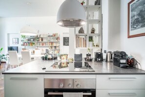 Fridge, oven, stovetop, dishwasher