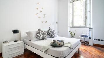 2 camere, una scrivania, ferro/asse da stiro, culla da viaggio