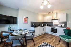 Fridge, microwave, oven, stovetop - Host & Stay | Canning Quarters II and III (Liverpool)