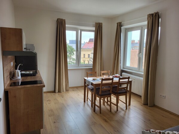 Familien-Suite | Eigene Küche | Kühlschrank, Mikrowelle, Herdplatte, Kochgeschirr/Geschirr/Besteck