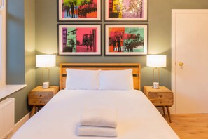 5 chambres, bureau, fer et planche à repasser, lit parapluie