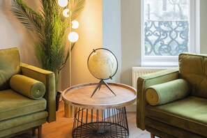 Una televisión, una oficina