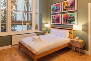 5 quartos, escrivaninha, ferros/tábuas de passar roupa, berço de viagem