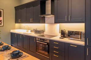 Frigorífico, microondas, horno y placa de cocina