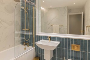 Douche, sèche-cheveux, serviettes fournies