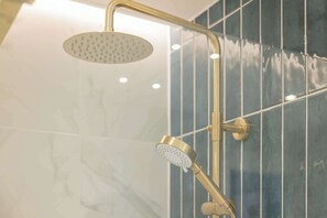 Een douche, een haardroger, handdoeken, shampoo