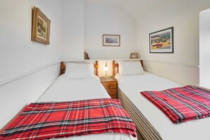 2 soverom, skrivebord, strykejern/-brett og reiseseng for barn