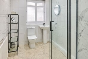 Dusj, hårføner og håndklær