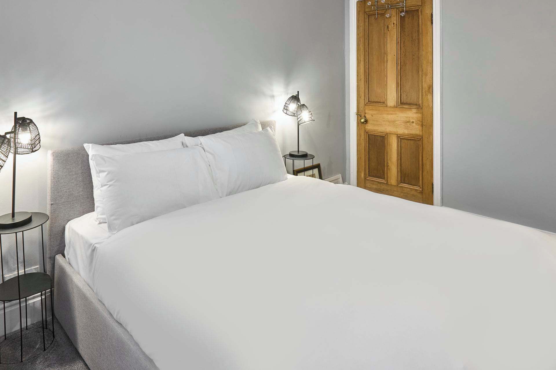 2 bedrooms, desk, iron/ironing board, WiFi