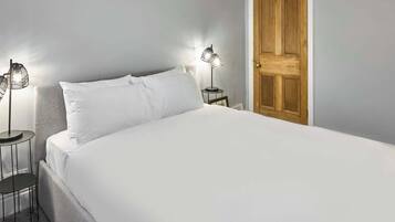 2 bedrooms, desk, iron/ironing board, WiFi