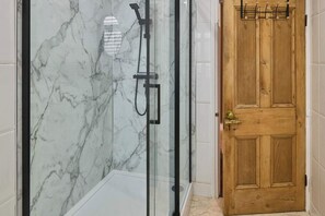 Shower, hair dryer, towels - Host & Stay  | Railway Cottages (Liverpool)
