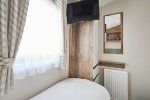 2 bedrooms, travel cot, WiFi, bed sheets