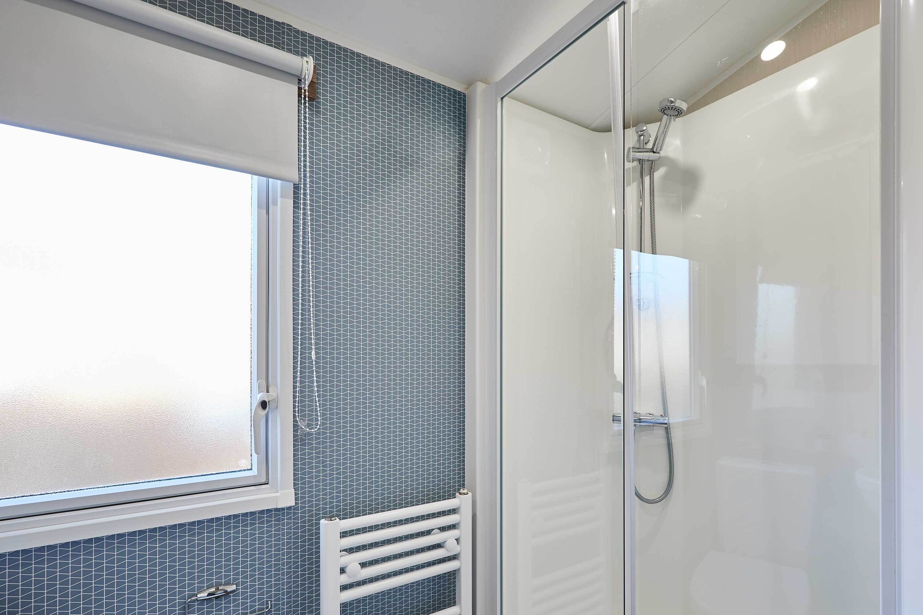 Douche, sèche-cheveux, serviettes fournies