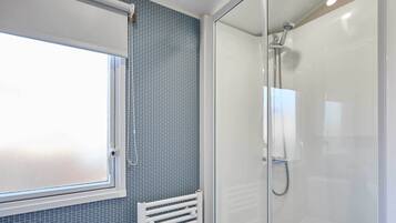 Douche, sèche-cheveux, serviettes fournies