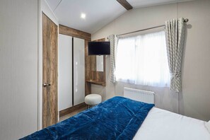 2 bedrooms, iron/ironing board, travel cot, WiFi