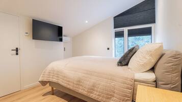 1 bedroom, desk, WiFi, bed sheets