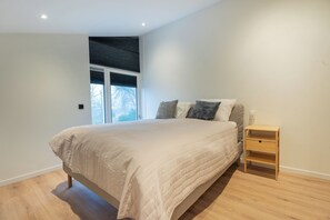 1 bedroom, desk, WiFi, bed sheets