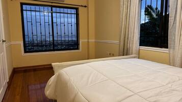 4 多间卧室、办公桌、熨斗/熨衣板、旅行婴儿床