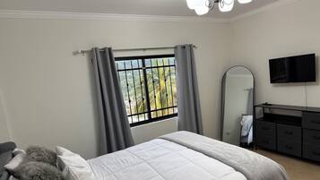 4 chambres, bureau, fer et planche Ă repasser, lit parapluie