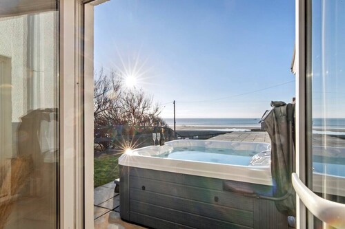 Swn Y Don - Modern Luxury Steps from Newgale Beach Bliss