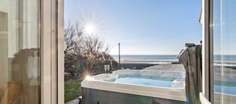Swn Y Don - Modern Luxury Steps from Newgale Beach Bliss