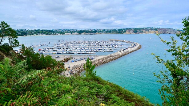 A marina with numerous boats docked, surrounded by greenery and a coastal town in the background. - Villa ile vierge-Crozon Nature, sea, listed site (Crozon)