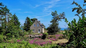 A stone house surrounded by lush greenery and purple flowers. - Villa ile vierge-Crozon Nature, sea, listed site (Crozon)