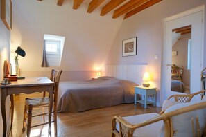 3 bedrooms, desk, iron/ironing board, travel cot