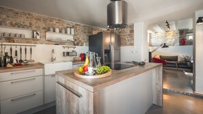 Réfrigérateur, un four, lave-vaisselle, cafetière-théière