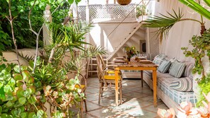 Outdoor dining - Dar Z5, Medina, swimming pool, rooftop, staff (Marrakech)