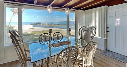 Pet-friendly Ormond Beach bungalow, newly updated and steps from the beach!