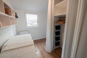 3 室のベッドルーム、アイロン / アイロン台、WiFi、ベッドシーツ