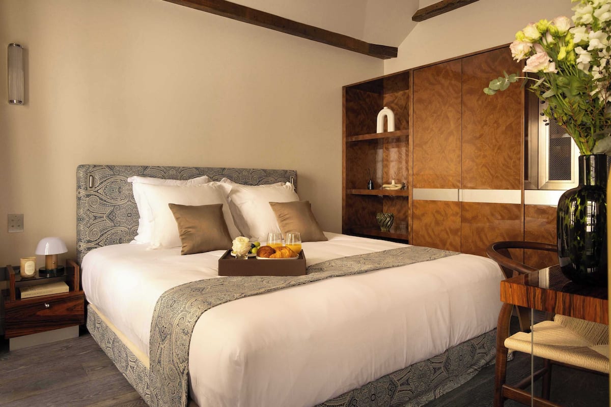 1 bedroom, individually decorated, individually furnished