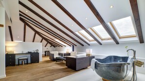 Suite – deluxe, 1 kingsize-seng | Oppholdsområde | TV