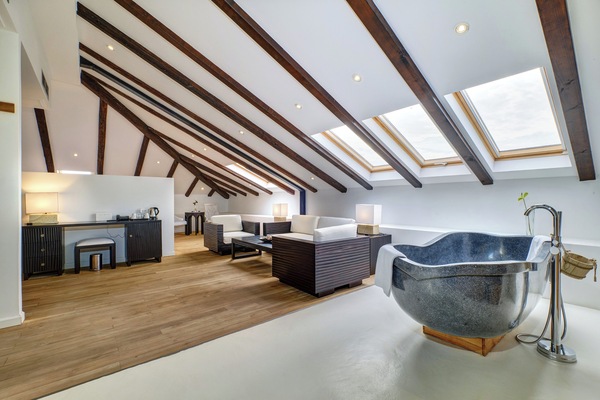 Suite Deluxe, 1 cama King size | Área de sala de estar | Televisión