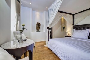 经典双人房 | 客房内保险箱、办公桌、笔记本电脑工作区、隔音