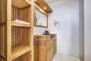 Classic Double Room | Bathroom - Dolphin Suites Hotel (Mali Losinj)