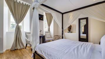 Classic Double Room | In-room safe, desk, laptop workspace, soundproofing