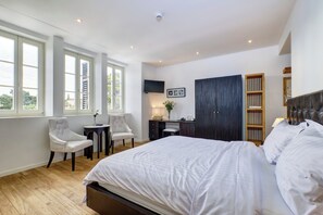 Klassieke tweepersoonskamer | Een kluis op de kamer, een bureau, een laptopwerkplek