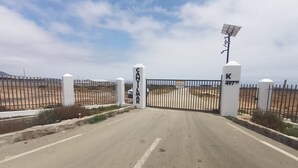 Una entrada cerrada con un letrero que dice "CANTILMAR" y "NO ENTRAR".