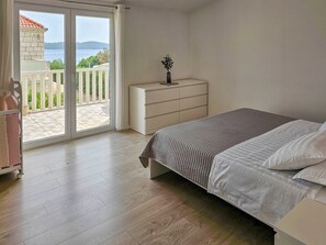 3 bedrooms, iron/ironing board, WiFi, bed sheets - 3-Bedroom Holiday Apartment Val in Orebić – Your Perfect Getaway by the Sea (Orebic)