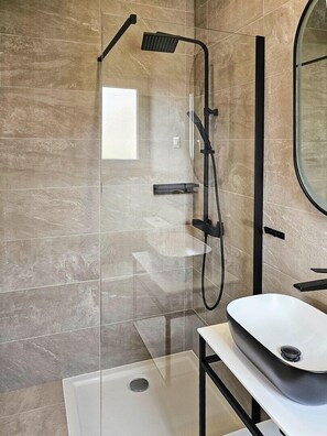 Kostenlose Toilettenartikel, Haartrockner, Handtücher