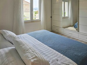 3 bedrooms, iron/ironing board, WiFi, bed sheets