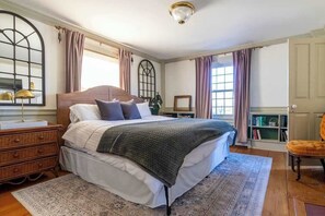 4 soverom, skrivebord, strykejern/-brett og reiseseng for barn