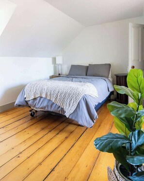 4 bedrooms, desk, iron/ironing board, travel cot - The Washington (Newport)