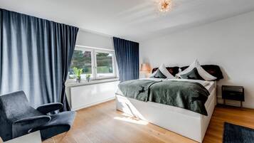 Skrivebord, strykejern/-brett, reiseseng for barn og wi-fi