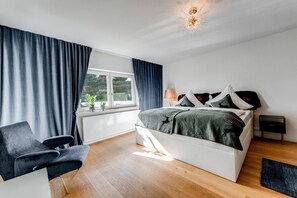 Skrivebord, strykejern/-brett, reiseseng for barn og wi-fi