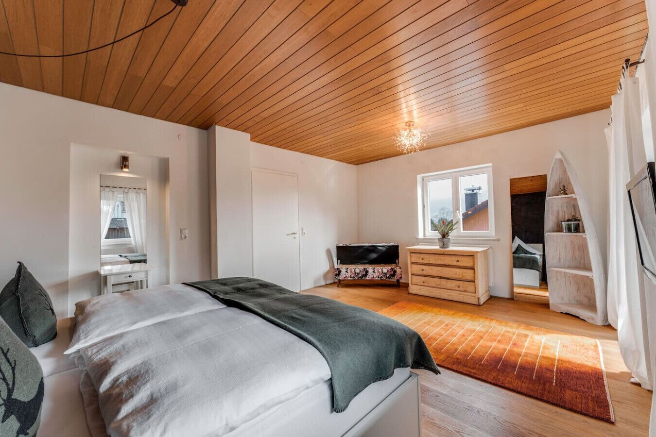 Escritorio, tabla de planchar con plancha, cuna de viaje y wifi 