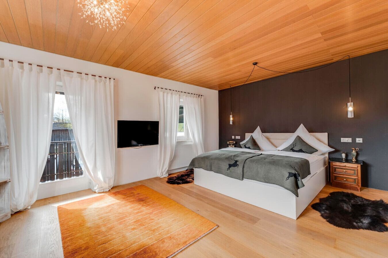 Schreibtisch, Bügeleisen/Bügelbrett, Reisekinderbett, WLAN