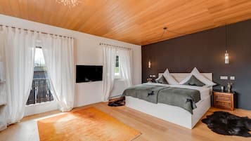 Schreibtisch, Bügeleisen/Bügelbrett, Reisekinderbett, WLAN